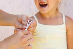 mère coupure sa les ongles à enfant. fille a été pleurs. photo