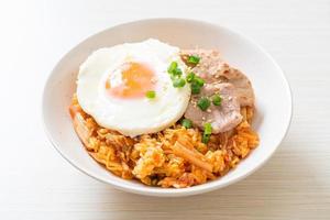 riz frit au kimchi avec œuf frit et porc