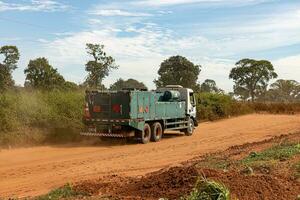 apore, goias, Brésil - 05 07 2023 petit un camion rural industriel utilitaire véhicule photo