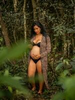 Enceinte femme posant dans la nature photo