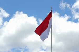 17 août 1945, indonésien drapeau contre ciel Contexte. indépendance journée concept photo