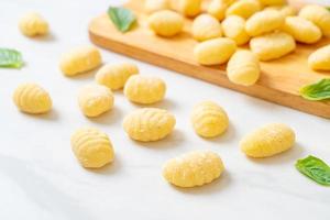 pâtes gnocchi italiennes traditionnelles - non cuites photo