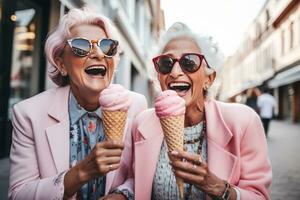 femmes ayant amusement et ayant la glace crème cônes dans le ville rue, dans le style de grandparentcore photo