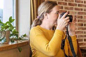 femme en gros plan avec un appareil photo dans ses mains prenant des photos