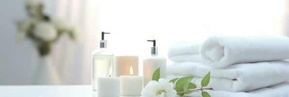 articles de toilette, savon, serviette sur flou blanc salle de bains spa Contexte. photo