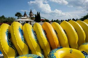 Jaune gonflable bateaux pour nager dans le parc sur une ensoleillé journée photo
