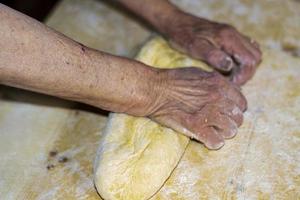 grand-mère préparant des pâtes maison photo