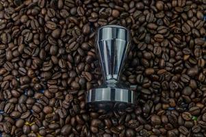 grains de café avec presse à café en acier photo