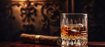 whisky verre et cigare sur en bois table photo