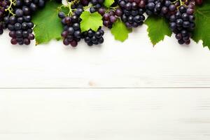 noir juteux les raisins sur blanc Contexte. l'automne Cadre fabriqué de les raisins. photo