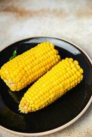 bouilli blé prêt à manger épi blé cuit légume nourriture en bonne santé repas nourriture casse-croûte sur le table copie espace nourriture Contexte rustique Haut vue céto ou paléo régime photo