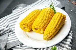 bouilli blé prêt à manger épi blé cuit légume nourriture en bonne santé repas nourriture casse-croûte sur le table copie espace nourriture Contexte rustique Haut vue céto ou paléo régime photo