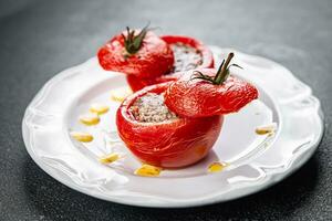 farci tomate Viande remplissage tomates cuit légume nourriture en bonne santé repas nourriture casse-croûte sur le table copie espace nourriture Contexte rustique Haut vue photo