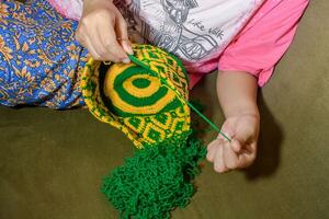 kochet avec vert et Jaune tricot fil photo