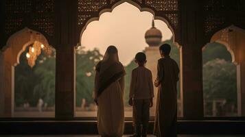 musulman famille vue mosquée. musulman famille eid salutations retour voir, bonjour mubarak photo