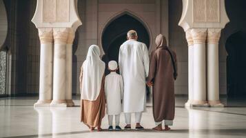 musulman famille vue mosquée. musulman famille eid salutations retour voir, bonjour mubarak photo