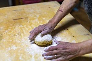 grand-mère préparant des pâtes maison photo