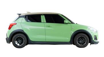 Célibataire charmant petit lumière vert voiture ou mini voiture isolé sur blanc Contexte avec coupure chemin. photo