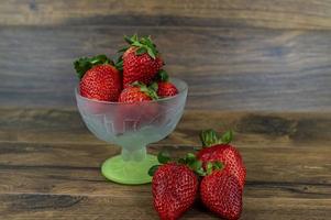 une tasse de fraises mûres photo