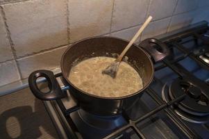 risotto à la truffe bouillant dans une casserole photo