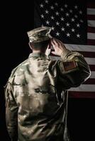 le respect et honneur une captivant retour vue la photographie de militaire saluer le Etats-Unis drapeau, une hommage à patriotisme et sacrifice génératif ai photo