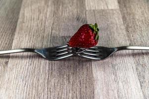 composition avec fraise et fourchettes photo
