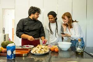 chef enseignement une Jeune couple de différent races Comment à cuisinier photo