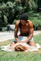 Afro-américain homme masser une caucasien femme dos. photo