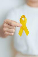 septembre jaune, journée de prévention du suicide, enfance, sarcome, mois de sensibilisation au cancer des os et de la vessie, ruban jaune pour soutenir la vie et la maladie des personnes. concept de soins de santé et de la journée mondiale du cancer photo