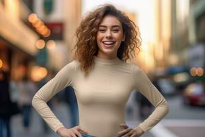 magnifique femme dans une gris T-shirt et jeans pose sur une rue avec achats centres commerciaux. génératif ai photo