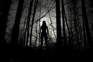 une sorcière permanent seul dans une forêt clairière, silhouette contre une énorme, embrasé plein lune. génératif ai photo