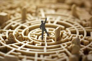 une miniature figure tenter à trouver leur façon par une la vie - taille labyrinthe gravée sur une globe. génératif ai photo