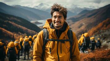 une groupe de alpinistes en voyageant avec une caméra photo