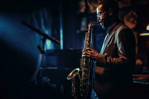 une proche - en haut coup de une Jeune homme passionnément en jouant une saxophone, dans une vaguement allumé le jazz club. génératif ai photo