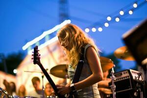 le énergie et excitation de une la musique festival. photo de gens ayant amusement. génératif ai