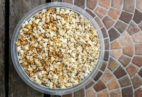 une fermer vue de le Contexte de au-dessus de, une pile de Popcorn, une populaire croquant aliments. photo