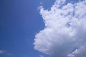 beau ciel bleu avec vue sur fond abstrait naturel dramatique nuageux blanc photo