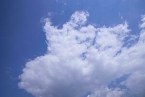 beau ciel bleu avec vue sur fond abstrait naturel dramatique nuageux blanc photo