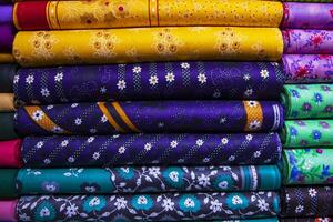 artistique variété ombre Ton textile imprimé couleurs tissus empilés sur vente au détail magasin étagère à vente photo