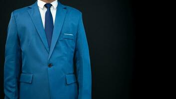 homme d'affaire permanent sur foncé Contexte. affaires concept. costume. photo