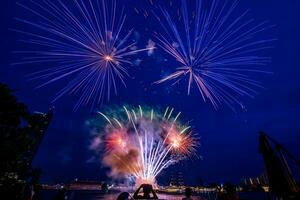 feux d'artifice sur la rivière dans le ciel sombre photo