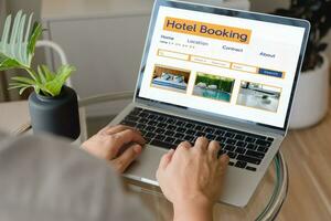 réservation en ligne concept, la personne en utilisant portable ordinateur Planification Voyage chercher Hôtel réservation. photo