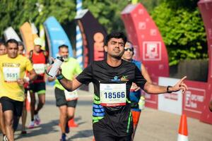 Nouveau Delhi, Inde - juillet 16 2023 - védanta delhi moitié marathon course après convoitise dans lequel marathon les participants à propos à traverser le terminer doubler, delhi moitié marathon 2022 photo