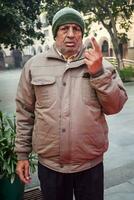 Delhi, Inde - juillet 04 2023 - non identifié gens montrant leur marqué à l'encre les doigts après moulage votes dans de face de vote cabine de est delhi zone pour mcd local corps élections 2022 photo