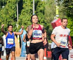 Nouveau Delhi, Inde - juin 16 2023 - védanta delhi moitié marathon course après convoitise dans lequel marathon les participants à propos à traverser le terminer doubler, delhi moitié marathon 2022 photo