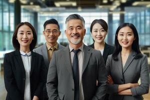asiatique affaires équipe Regardez à caméra posant pour groupe portrait pendant affaires Voyage. ai génératif photo