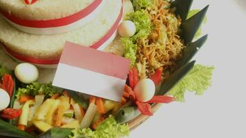 cône en forme de riz avec indonésien nationale ruban appelé nasi Tumpeng merah putih pour indépendance journée fête à 17 août photo