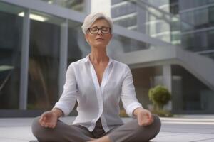 affaires femme est relaxant. femme ayant une Pause près bureau. ai génératif photo