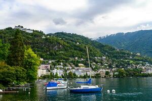 le magnifique vue de montreux sur le façon le long de le Genève rivière ou le Genève Lac promenade fait du nous voir le ordre cette est assis dans le milieu de la nature à la perfection. photo