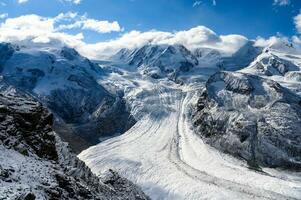 le énorme et magnifique glacier de zermatt.le seconde le plus grand glacier dans le Alpes cette couvrant zone 57 carré kilomètres. photo